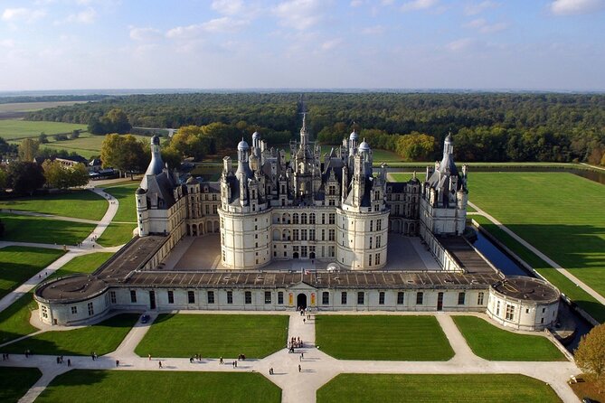 Palace Of Chambord - Private Trip - Departure and Transportation in a Premium Green SUV