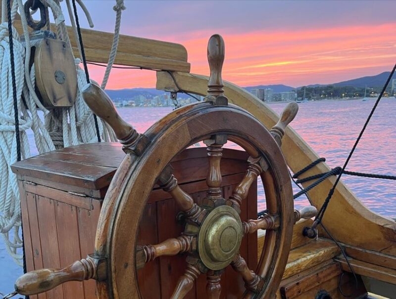Palamós: Sunset Boat Tour with Glass of Cava - Savoring Palamós Red Shrimp and Optional Beverages