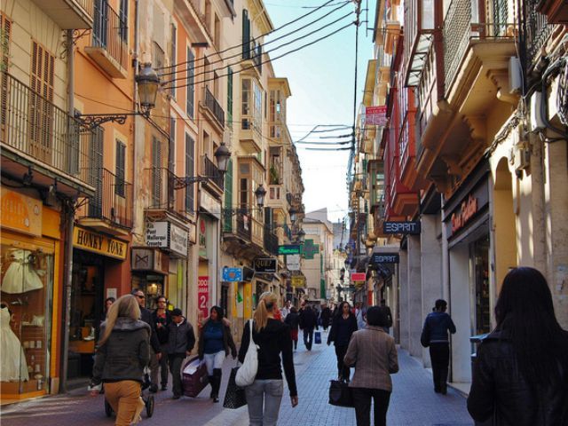 Palma de Mallorca: Guided Tour of the Old Town - Why This Tour Excels: Knowledgeable Guides and Rich Content