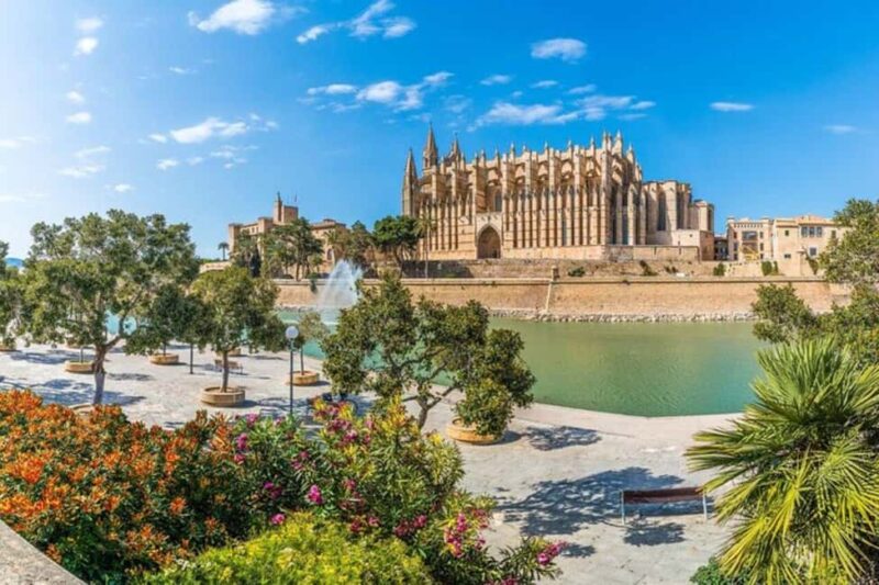 Palma de Mallorca : Private Bike Tour - Exploring the Ajuntament de Palma and Banys Àrabs