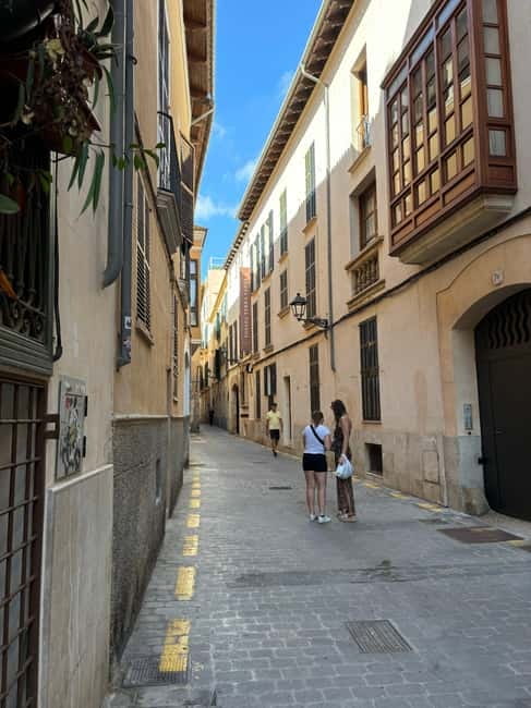 Palma de Mallorca: Private Guided Walking Tour with Tapas - Discover the Unique Charm of Palma de Mallorca’s Old Town