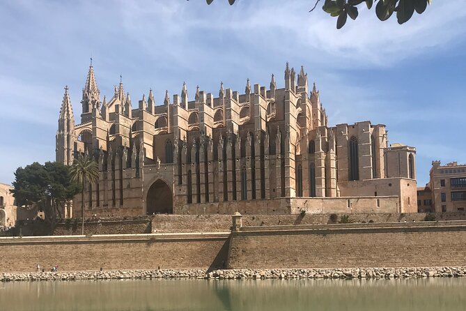 Palma de Mallorca: PRIVATE Local Food And Cathedral Experience - Tasting the Famous Ensaimada at a Historic Bakery