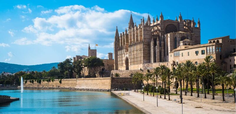 Palma de Mallorca: Walking Tour and Cathedral with Pastry - Exploring Palma’s Historic Streets and Key Squares