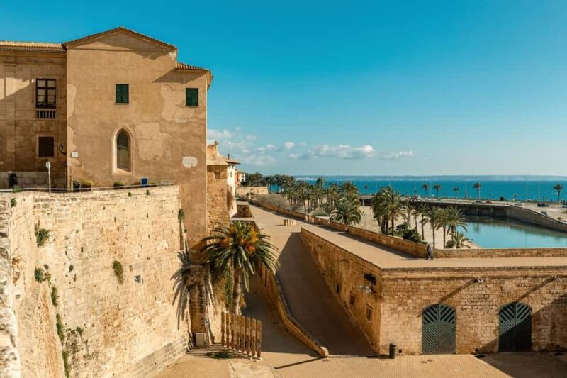 Palma de Mallorca: Walking Tour and Cathedral with Pastry - Visiting the Royal Palace of La Almudaina