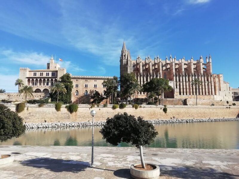 Palma old town for the first time - Starting at Parc de la Mar with Spectacular Views of Palma Cathedral