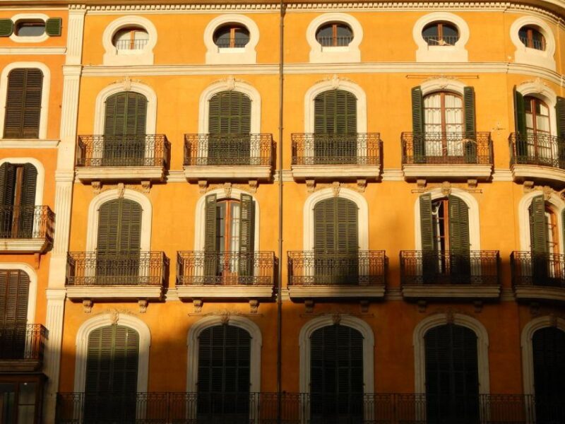 Palma old town for the first time - Practical Details: Meeting Point, Group Size, and Accessibility