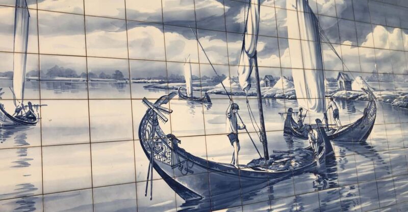 Panoramic Walk in Moliceiro 45 m + Walk in Aveiro 1 hour - The Charm of the Moliceiro Boat Ride