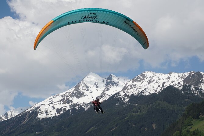 Paragliding experience in Fulpmes in the Stubai Valley - The Thrill of Tandem Paragliding in the Stubai Valley