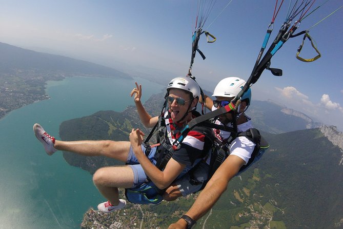 Paragliding Performance flight over the magnificent Lake Annecy - Acrobatic Maneuvers and Sensations Guaranteed