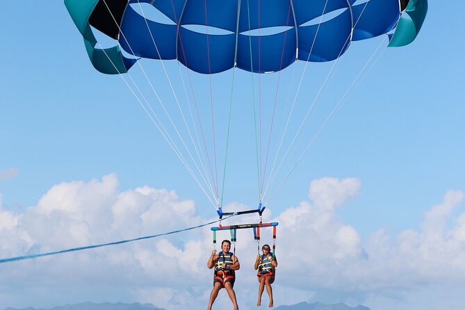 Parasailing in Waikiki from Oahu Hawaii - View of Waikiki, Diamond Head, and Honolulu from Above