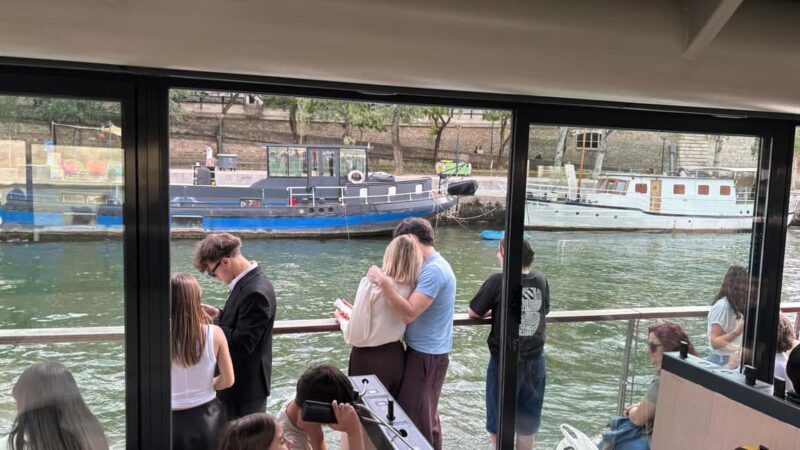 Paris: 1-Hour Seine Cruise departing from the Eiffel Tower - Audio Guides and Interactive Web App