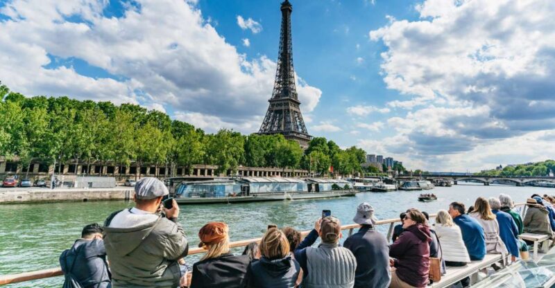 Paris: 1-Hour Seine Cruise departing from the Eiffel Tower - The Experience from Daylight to Night