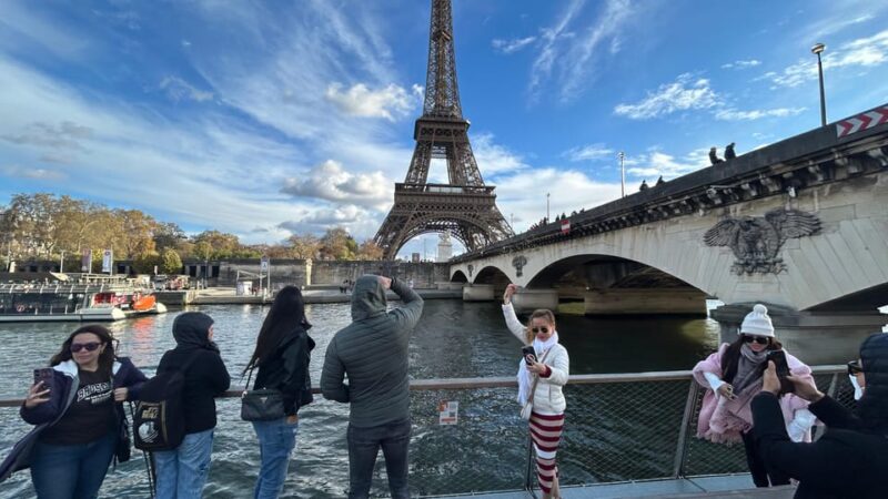 Paris: 1-Hour Sightseeing Cruise and 3-Course Bistro Dinner - Key Points