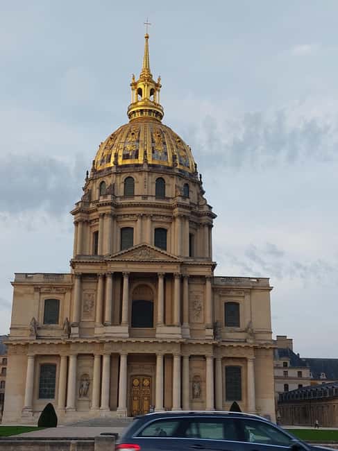 Paris 1Hour Vintage Car 2CV Tour + Champagne - A Chic Vintage 2CV Experience in the Heart of Paris