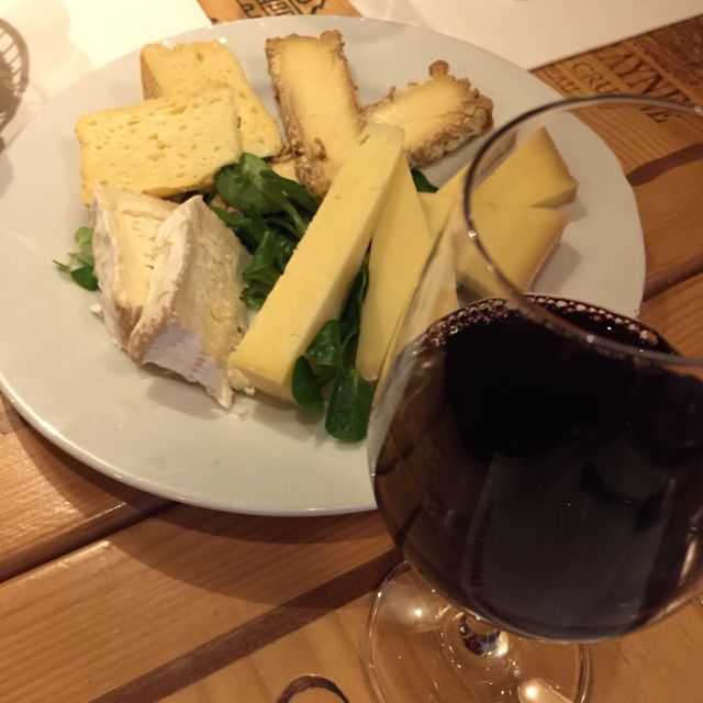 Paris: 2.5Hour Montmartre Wine and Bistro Tour - From the Meeting Point to the Heart of Montmartre