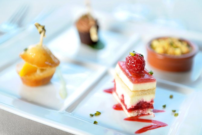 Paris 3-Course Gourmet Dinner and Sightseeing Seine River Cruise - The Entertainment and Ambience Onboard