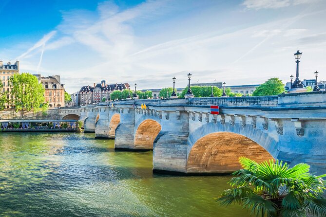 Paris: 3 hours Tour with an APP - Key Points