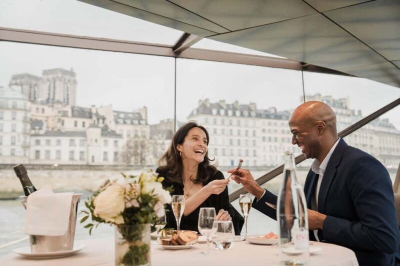 Paris: 4-Course Dinner Cruise on Seine River with Live Music - The Live Music Atmosphere and Entertainment