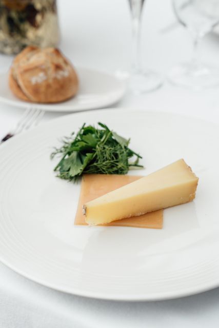 Paris: 4-Course Dinner Cruise on Seine River with Live Music - Practicalities: Accessibility, Group Sizes, and Tips