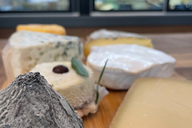 Paris: A Cozy Wine & Cheese Tasting in Montmartre - Exploring French Cheese: From Cow, Goat, and Sheep Milk