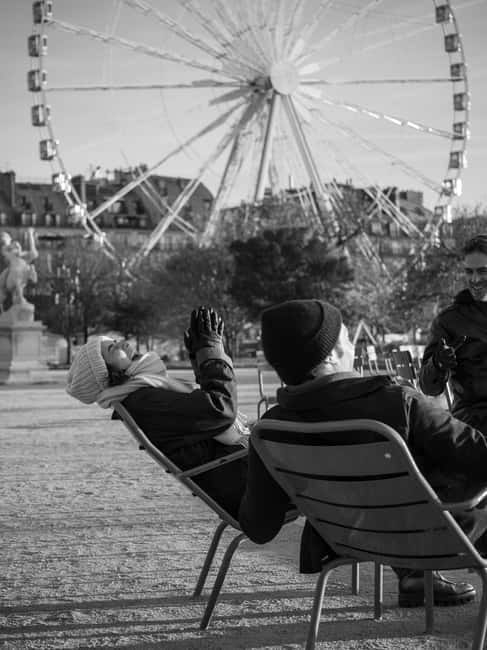 Paris at Christmas, Walking tour and hot wine - Exploring the Hidden Elegance of Edward VII Square