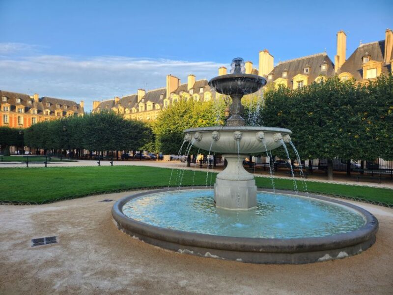 Paris before the crowds, bike tour & Breakfast - Breakfast and Warm Drinks in a Charming Parisian Café