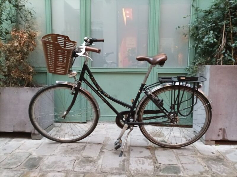 Paris: Bike rental in Le Marais (City Center) - Bikes and Accessories for Comfort and Safety