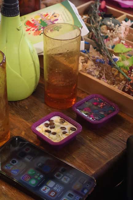 Paris: Botanical handmade soap workshop (Melt and pour soap) - How the Floral Soap Workshop Unfolds in Paris