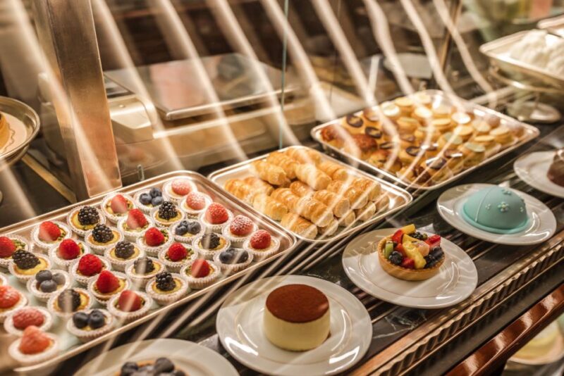 Paris Boutiques & Patisseries with a Local Guide - Accessibility and Group Size