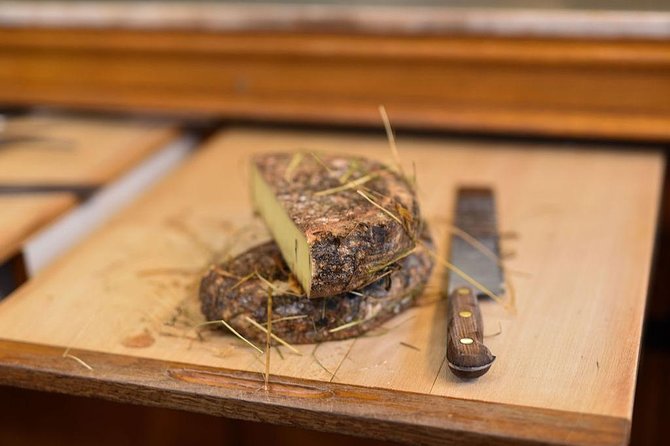 Paris Cheesemaking Workshop including Wine and Cheese Tasting with an Expert - Learning from a Master Fromager