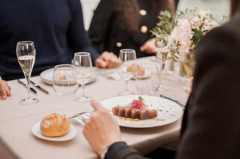 Paris : Christmas Special Lunch Cruise on the Seine River - Key Points