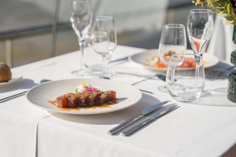 Paris : Christmas Special Lunch Cruise on the Seine River - Viewing Paris Landmarks from a Unique Perspective