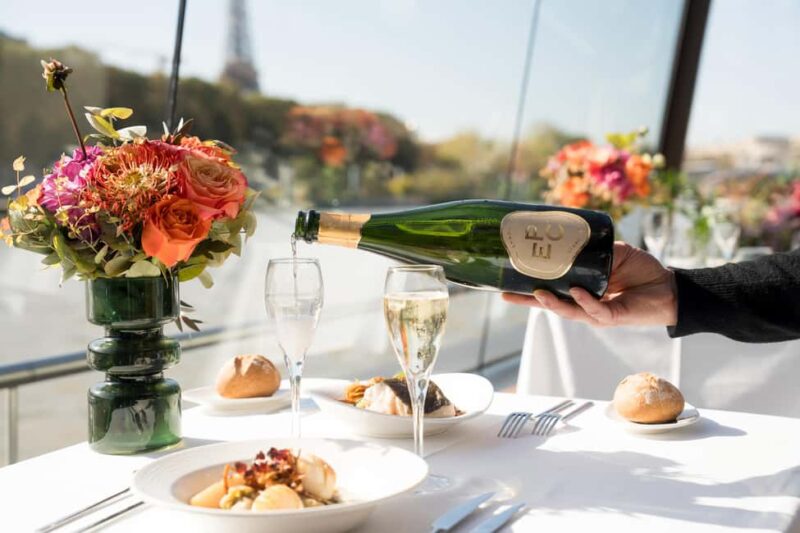 Paris : Christmas Special Lunch Cruise on the Seine River - Family-Friendly Atmosphere and Special Occasions
