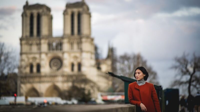 Paris: Cinematic and Fun Photoshoot with a Professional - Starting at Bir-Hakeim with a Scenic Walk and Secret Stop