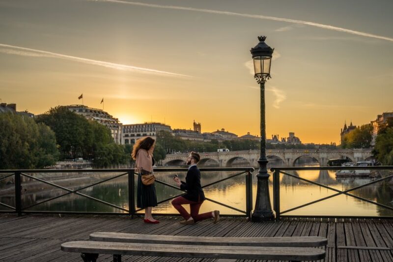 Paris: Cinematic and Fun Photoshoot with a Professional - Ideal for Different Types of Travelers