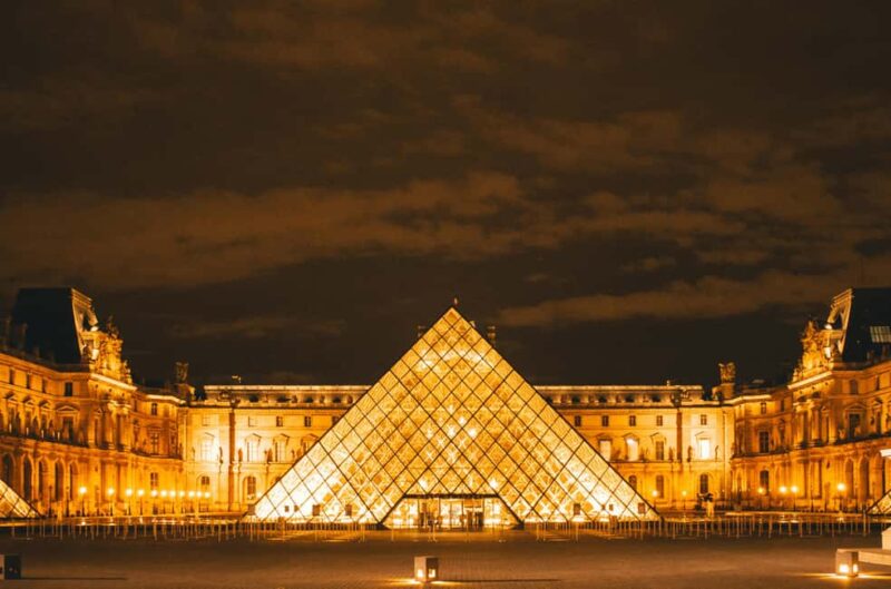 Paris: Darkest Tales,A Night of Secrets & Legendary Bar Tour - Mysterious Legends: Ghosts and Vampires of Paris