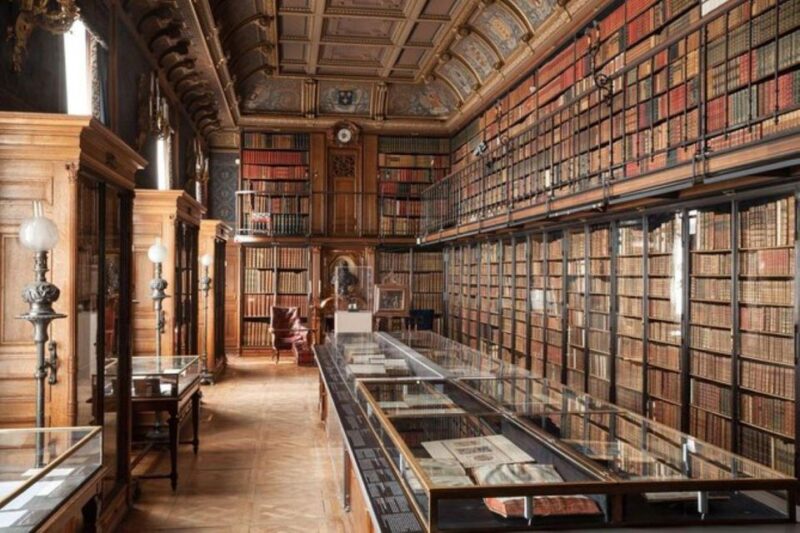 Paris: Domaine de Chantilly Private Tour in a Mercedes Van - Strolling Through the Picturesque Gardens and Grounds