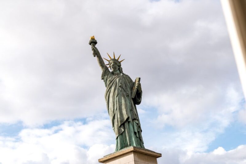 Paris: Early Evening Dinner Cruise on the River Seine - Navigating the Seine: Iconic Landmarks from the Marina de Paris