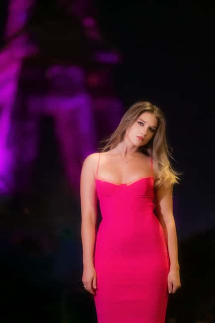 Paris: Eiffel Tower Night Photoshoot with 10 High End Edits - Discover the Exclusive Eiffel Tower Night Photoshoot with High-End Edits