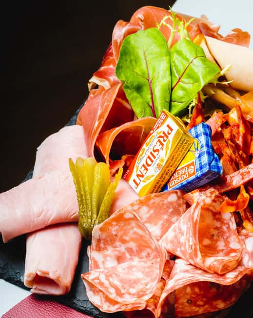 Paris: Evening River Cruise with Champagne & Food tasting - The Relaxed Atmosphere: Music and Seating