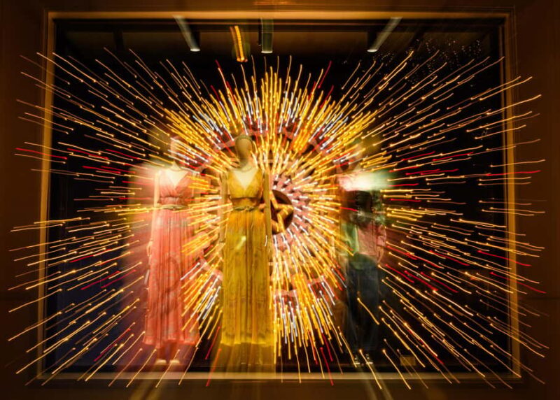 Paris: Experience the magic of Christmas on a walk with a pro photographer - Exploring the Golden Triangles Festive Decor