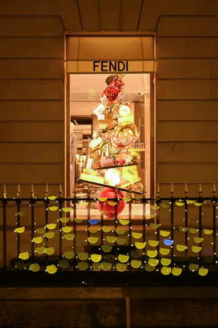 Paris: Experience the magic of Christmas on a walk with a pro photographer - Illuminations on the Avenue des Champs-Élysées