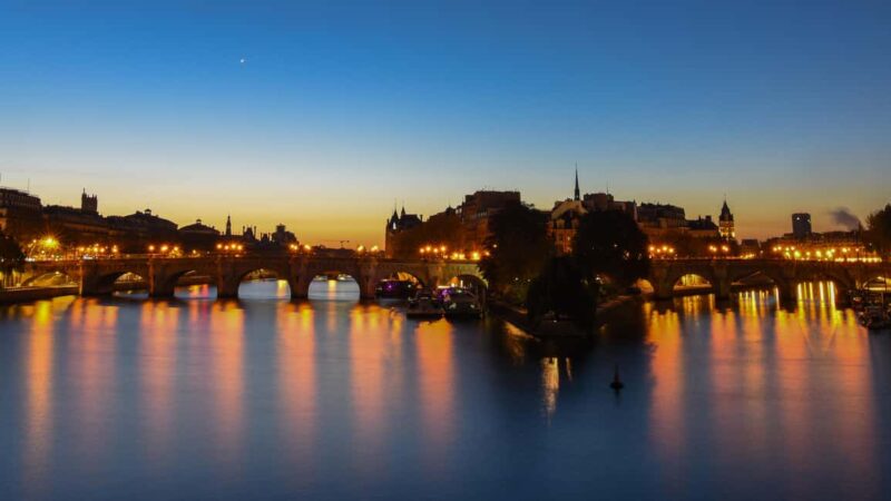 Paris: Experience the magic of Christmas on a walk with a pro photographer - Flexibility and Group Size