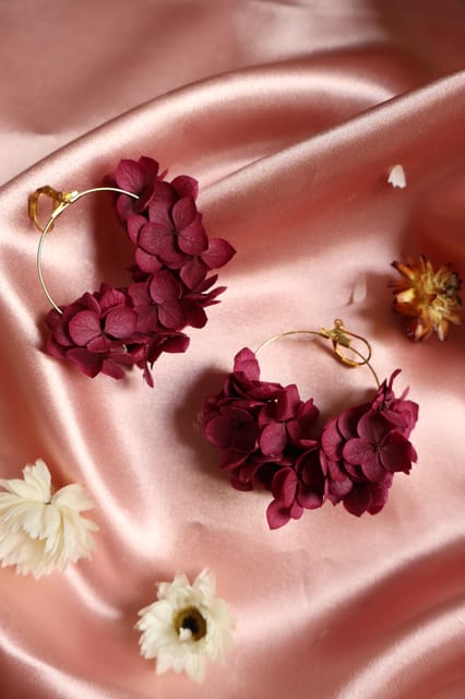 Paris: Floral Earrings workshop - Logistics: Small Groups, Flexible Booking, and Language Options