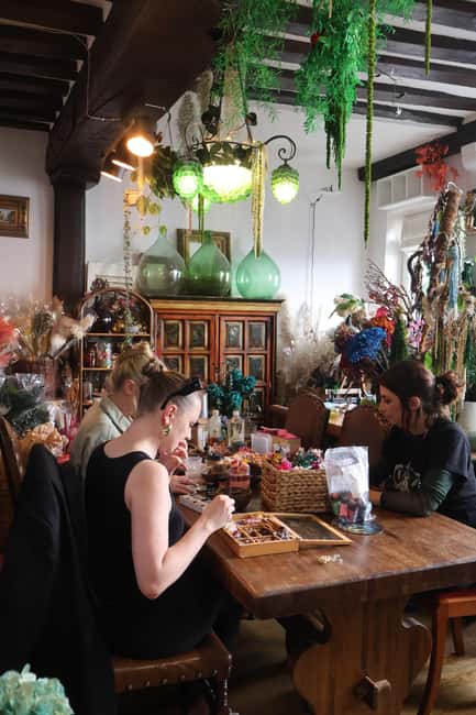 Paris: Floral scented Candle making worskshop - Discover the Charm of Parisian Candle Making with Kimiko