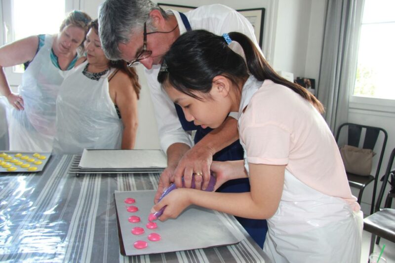 Paris: French Macarons Baking Class with a Parisian Chef - Logistics: Meeting Point and Group Size
