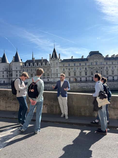 Paris: French Monarchy Intrigues Walking Tour - Exploring the Île de la Cité