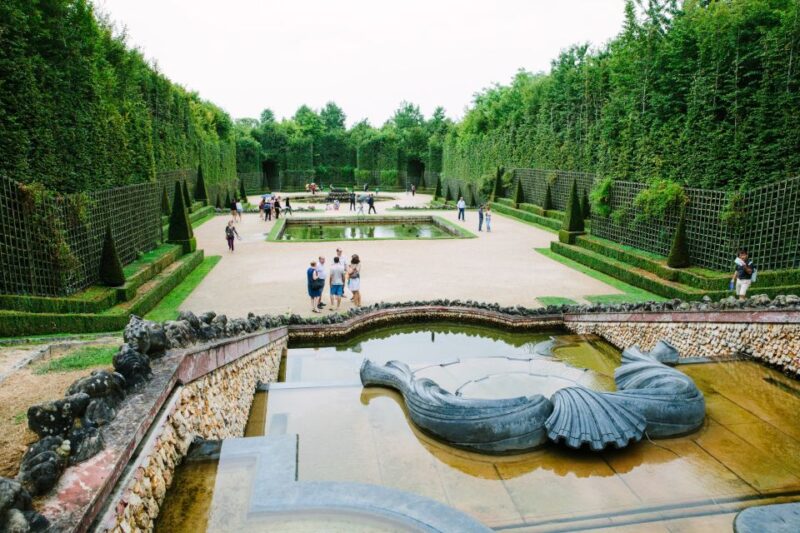 Paris: Gardens of Versailles Walking Tour & Palace Entry - Navigating the Versailles Gardens with an Expert Guide