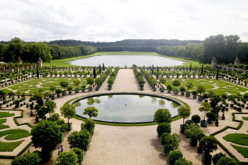 Paris: Gardens of Versailles Walking Tour & Palace Entry - Practical Aspects and Group Size