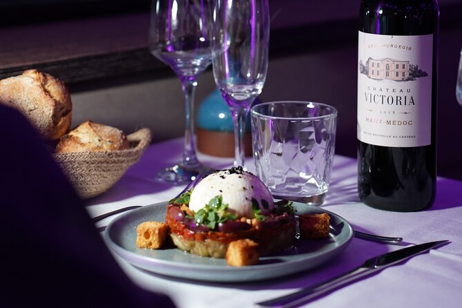 Paris Gourmet Dinner Seine River Cruise with Singer and DJ Set - Entertainment: Singer and DJ Set Create a Festive Atmosphere